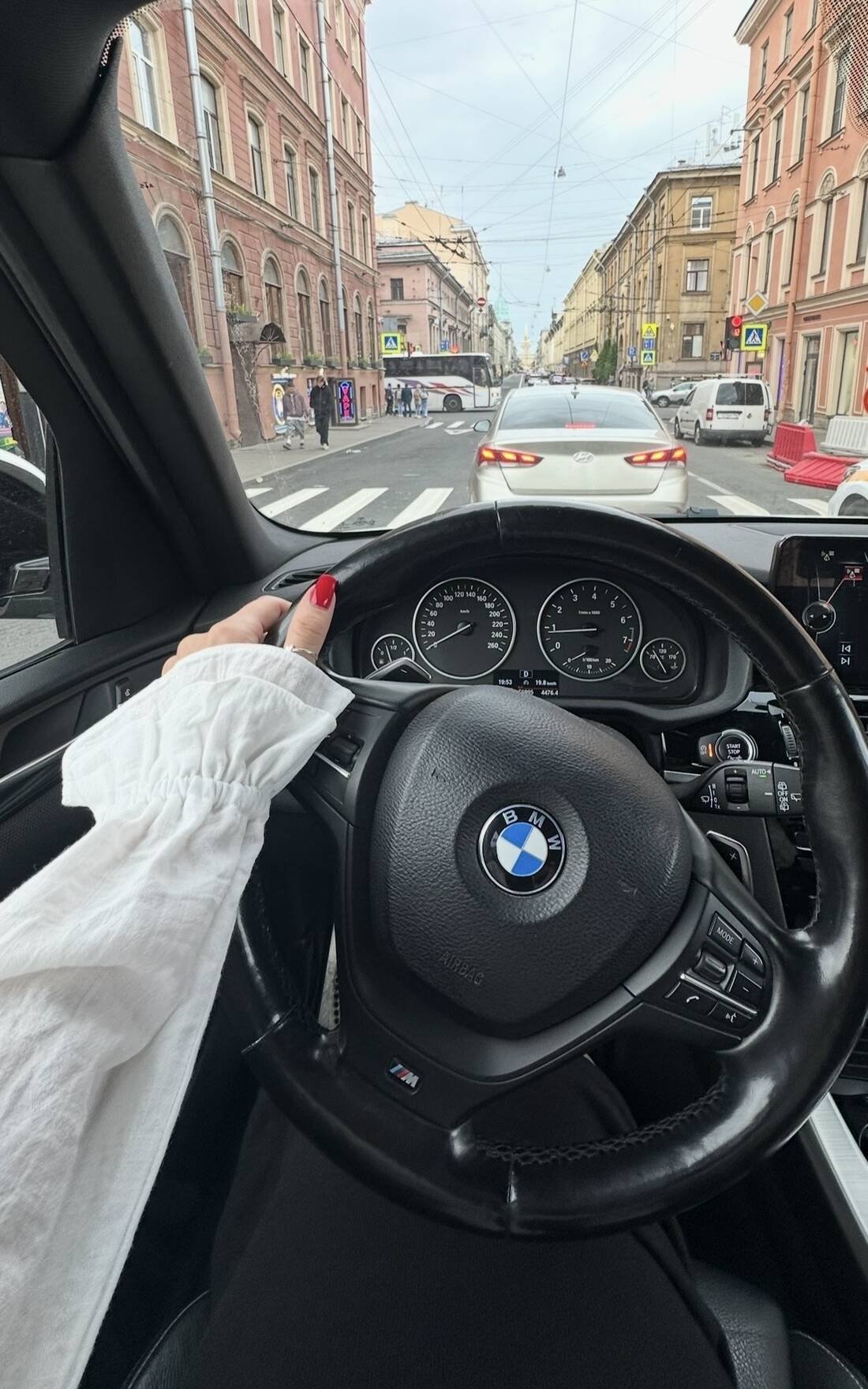 Ментальный тридцатник: как перестать сравнивать свою реальность с чужим глянцем и очнуться от паралича