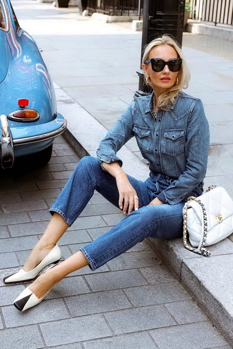 Модные джинсы 2022. Образы с джинсовой. Стильные джинсы 2023 женские. Стильные джинсы 2024. Вечерний женский образ с джинсами.